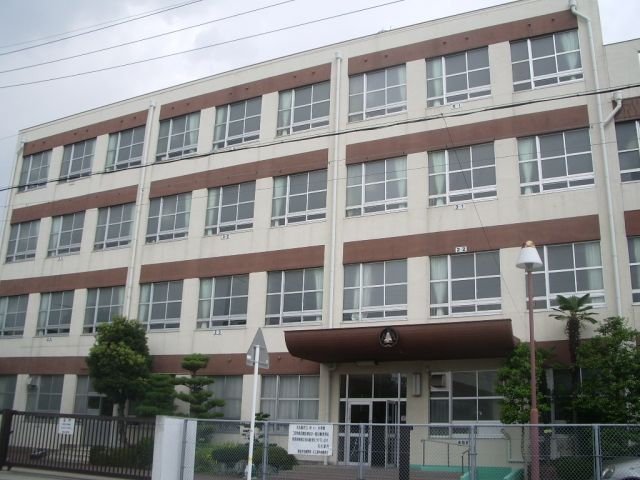Primary school. 640m up to municipal table mountain elementary school (elementary school)