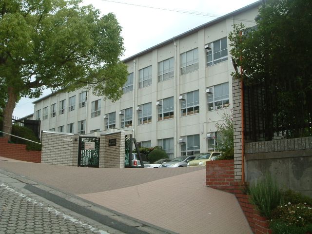 Junior high school. Municipal Miyukiyama until junior high school (junior high school) 560m