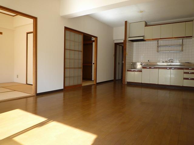 Living. LDK is good per sun than south Japanese-style room