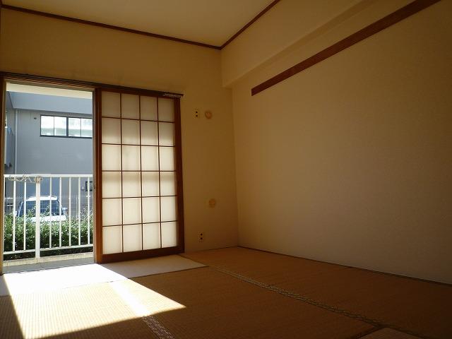 Non-living room. South Japanese-style room 6 Pledge