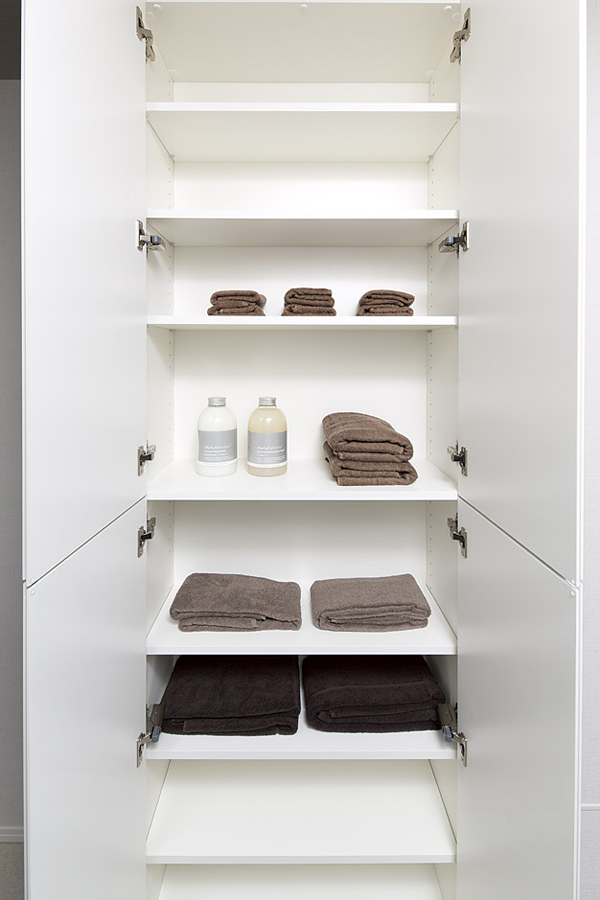 Bathing-wash room.  [Linen cabinet] Set up a convenient linen warehouse for storage, such as towels and bath products. You can keep in neat state the wash room (same specifications)