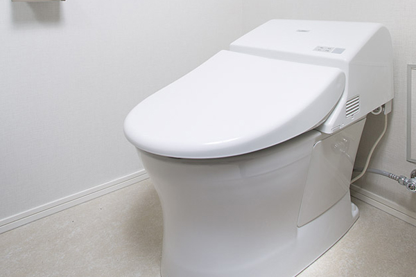 Toilet.  [Water-saving and low silhouette type toilet] Smart design that can be used the space broadly effective. Water-saving ・ Also has excellent cleaning function (same specifications)