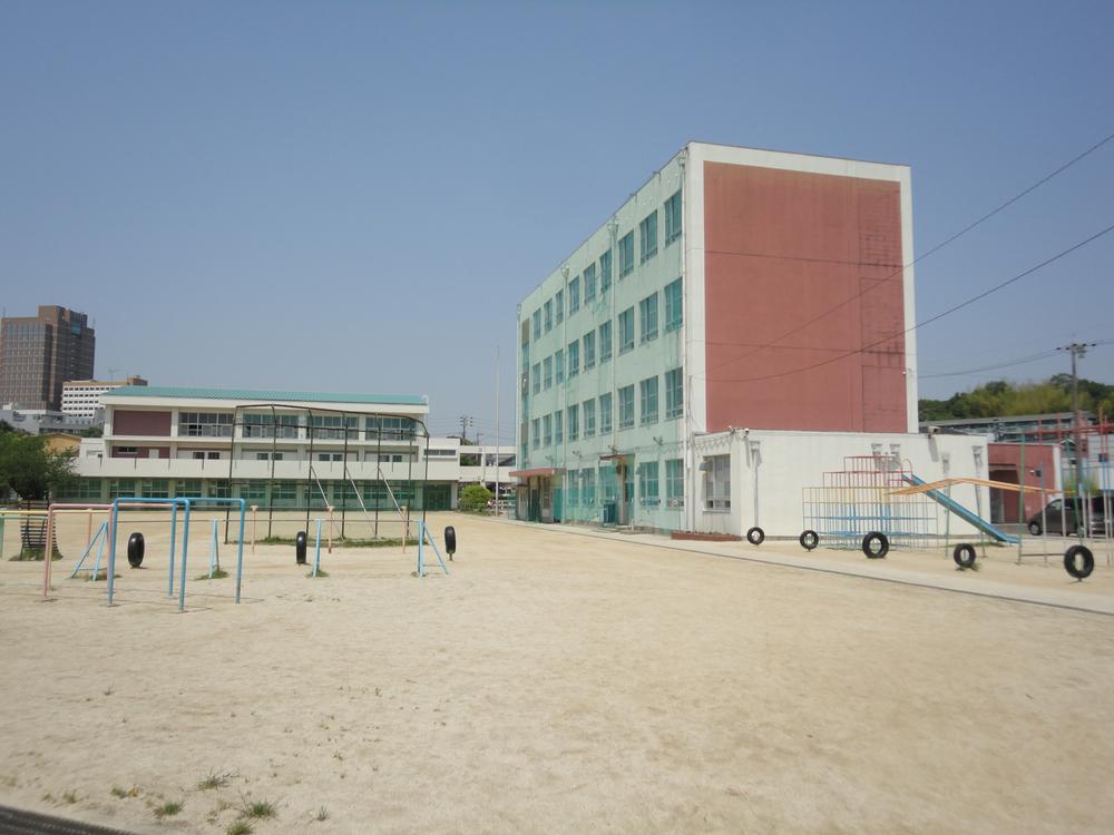 Primary school. 990m until Nagoyashiritsudai basis elementary school