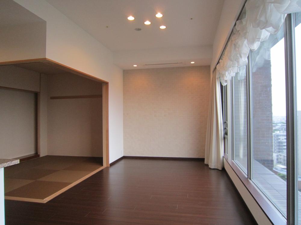 Living. living ・ dining. The front wall of the living room, Stone is Yes stretched accent. (June 2013) Shooting