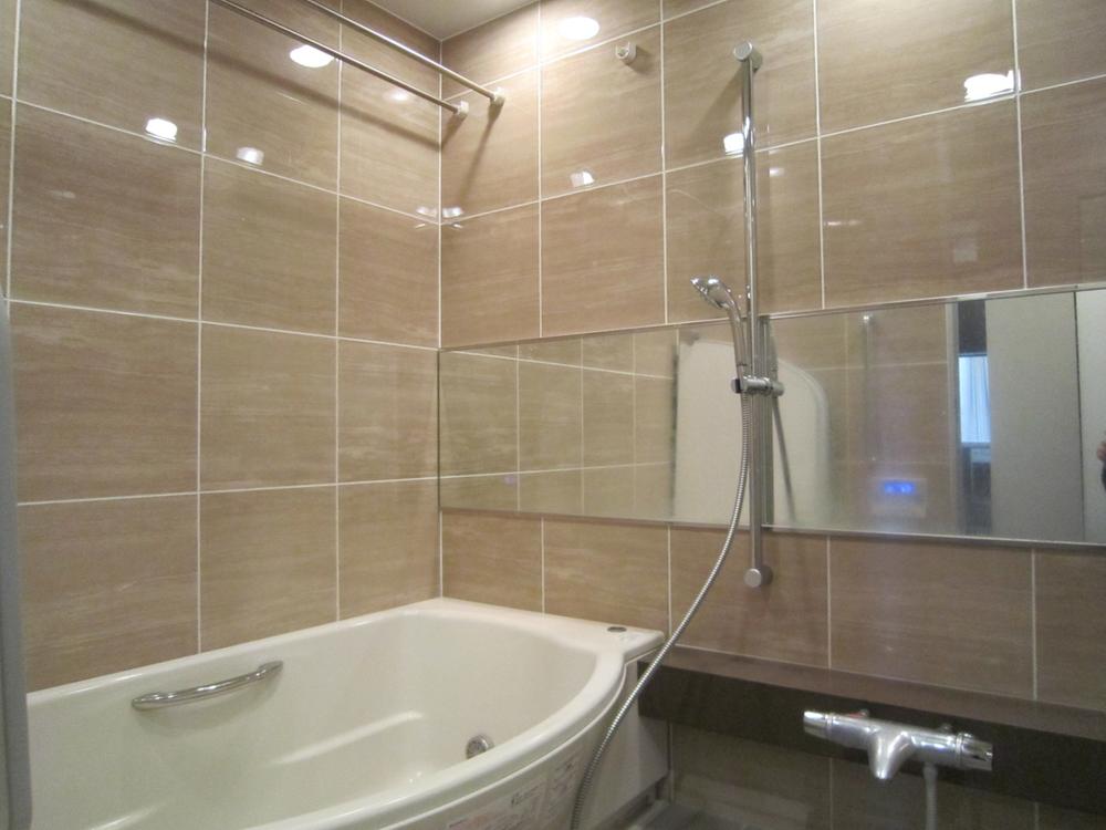 Bathroom. Unit bath 1620 size. Egg-shaped tub (June 2013) Shooting