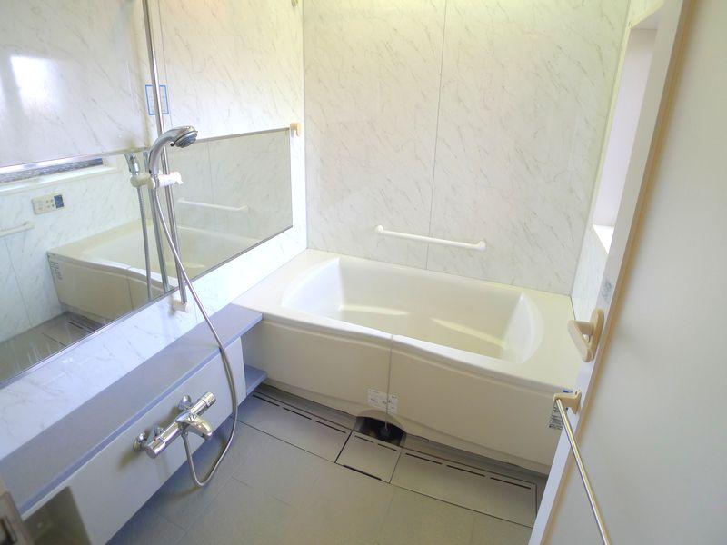 Bathroom. Indoor (11 May 2013) Shooting