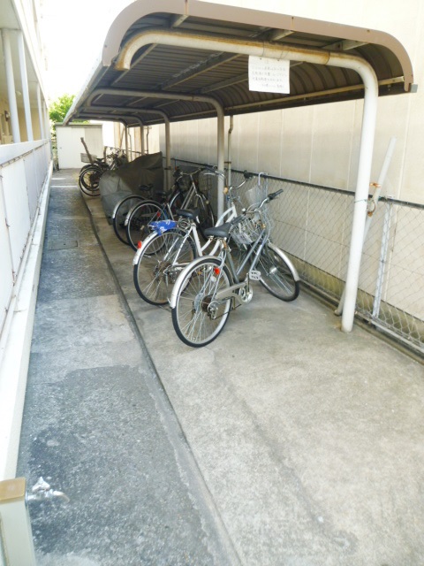 Entrance. Bicycle Covered