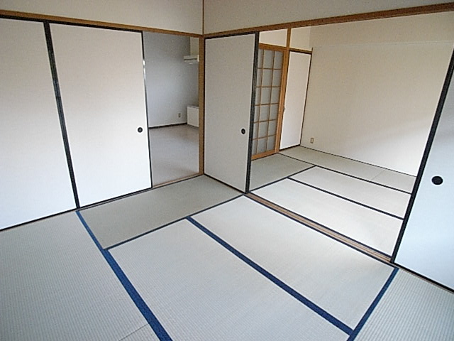 Other room space. Taking the sliding door can also be used as a wide space