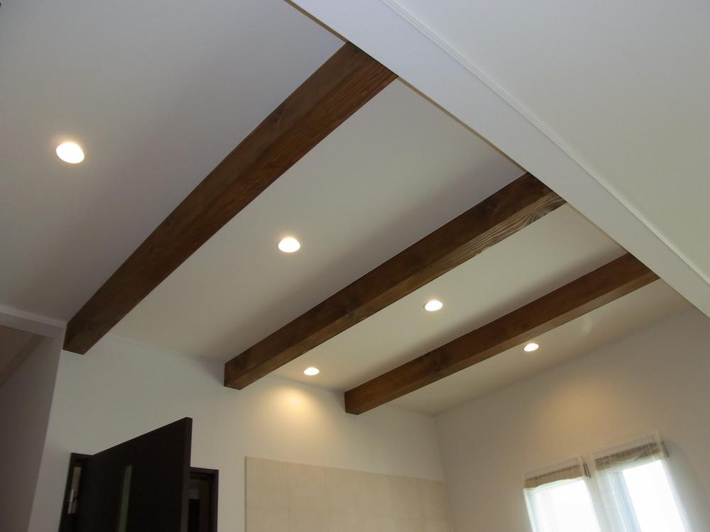 Living. Ceiling has become a beam show ceiling