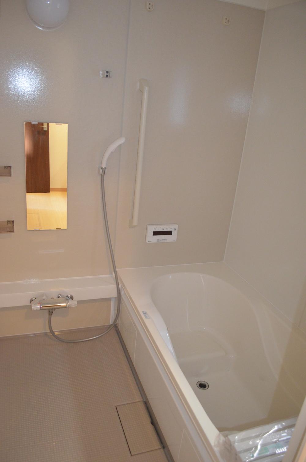 Bathroom. Spacious bathroom spacious and can stretch the legs