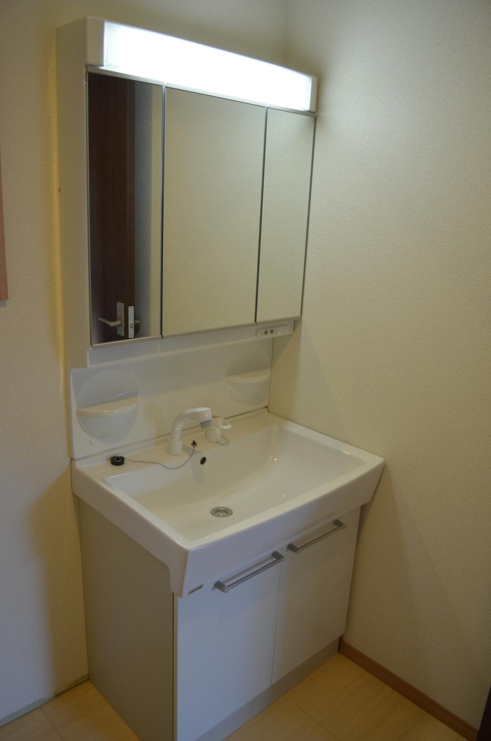 Wash basin, toilet. Washstand storage plenty. It also can be stored on the back of the mirror ☆ 