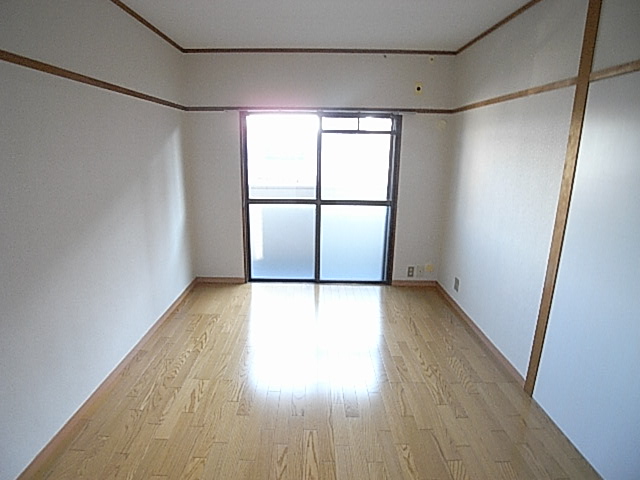 Living and room. South, About six tatami rooms.