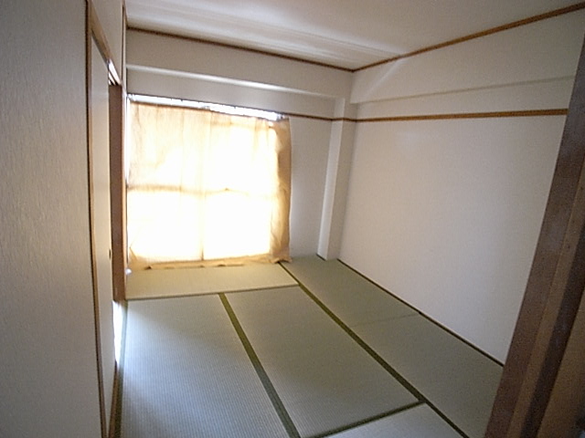 Living and room. 6 Pledge is a Japanese-style room.