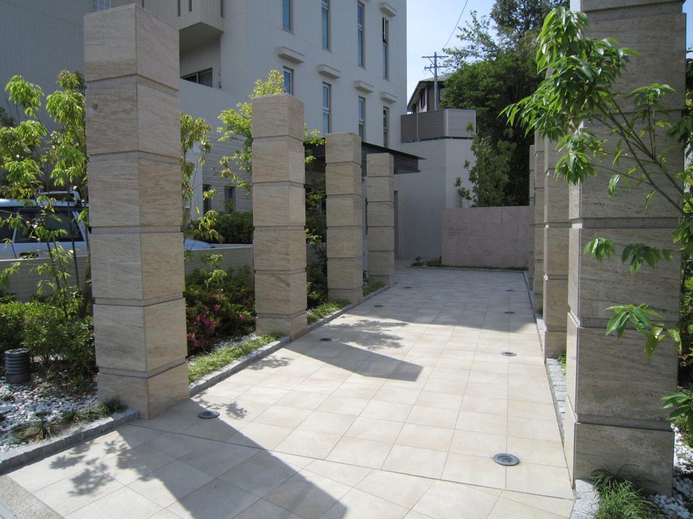 Entrance. Entrance approach