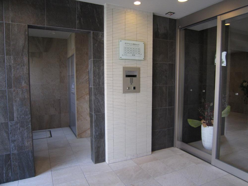 Entrance. Entrance (auto lock)