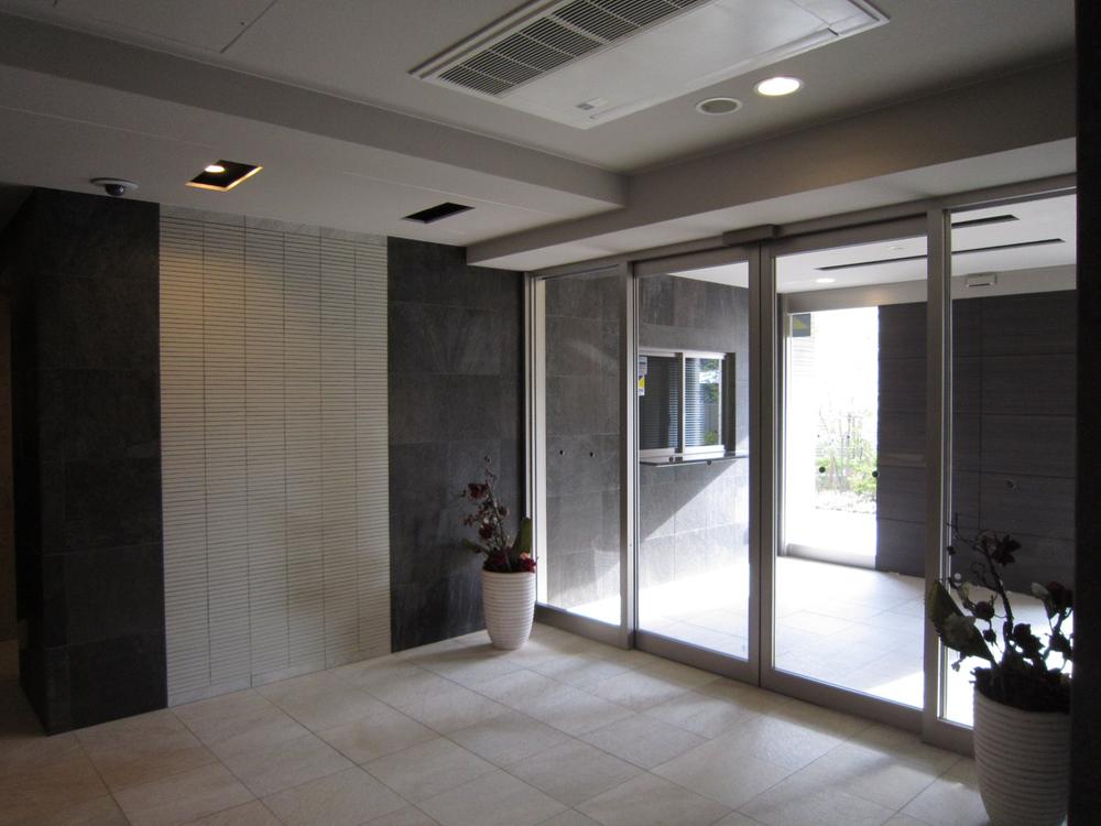 Entrance. Entrance (auto lock)