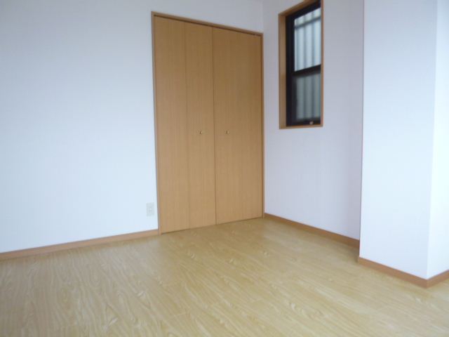 Living and room. Is a Western-style room. There is also a storage space. 