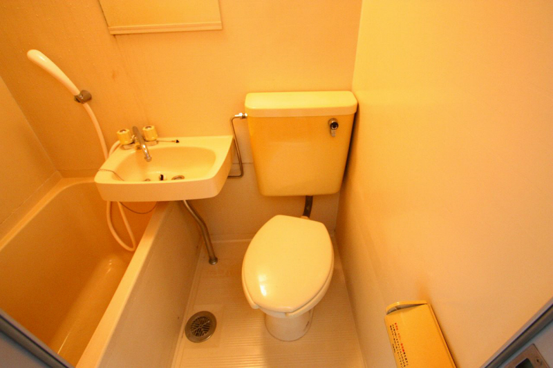 Washroom. Easy-to-use basin simple.