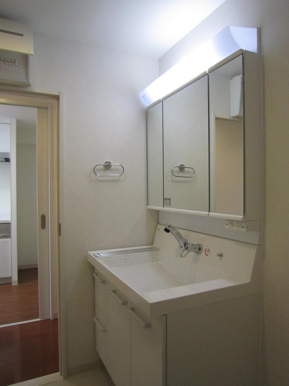 Wash basin, toilet. Room (May 2013) Shooting