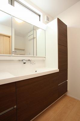 Wash basin, toilet.  ■ Building B ■ Spacious lavatory with cabinet (September 2013 shooting)