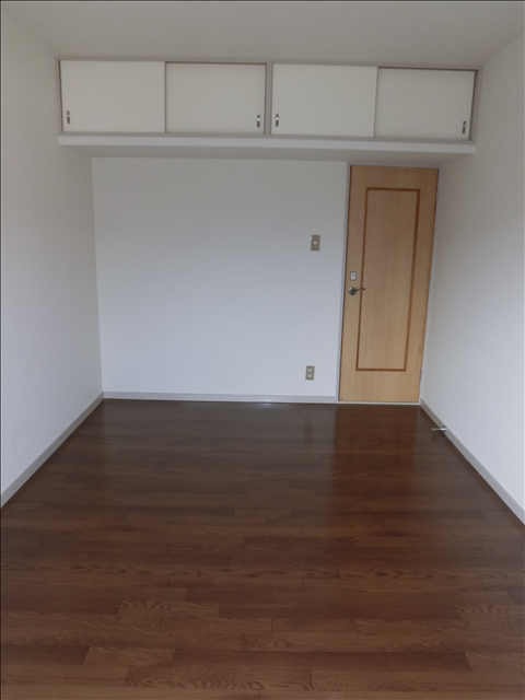 Other room space. There is a west side Western-style upper receiving