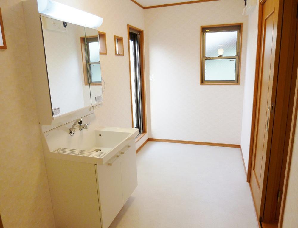 Wash basin, toilet. Room (May 2013) Shooting