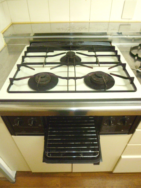 Kitchen. 3-neck gas stove, grill