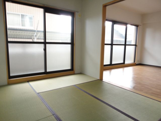 Living and room. Japanese-style room facing the veranda.