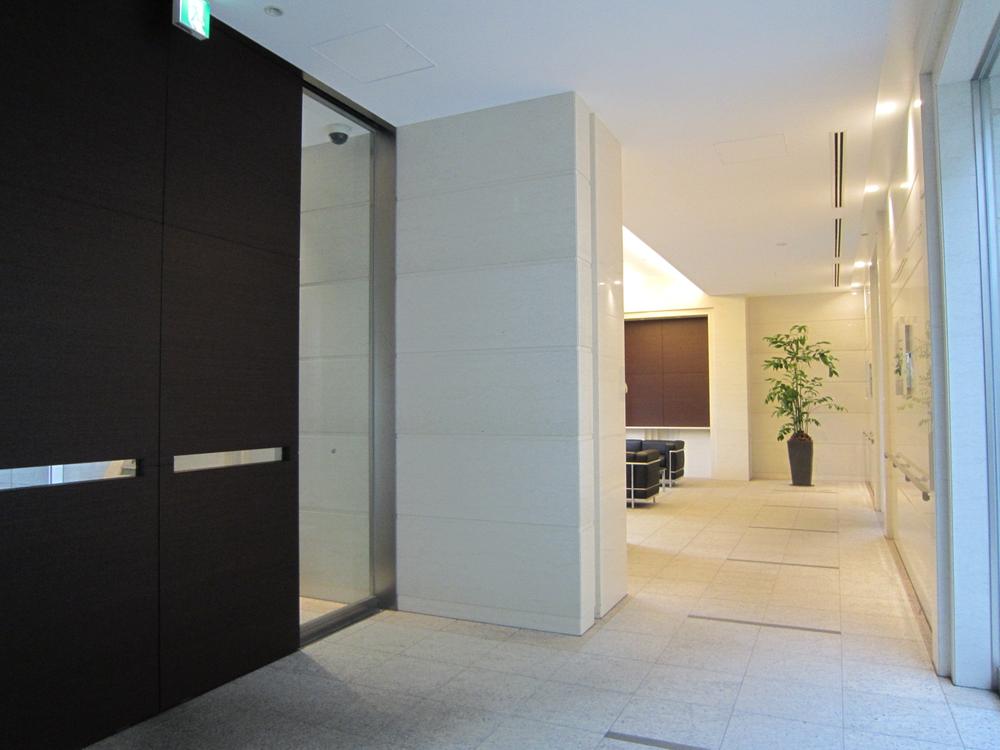 Entrance. Common areas