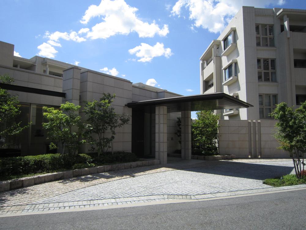 Entrance. Common areas