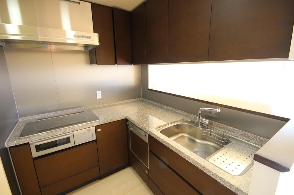 Kitchen. Indoor (10 May 2013) Shooting