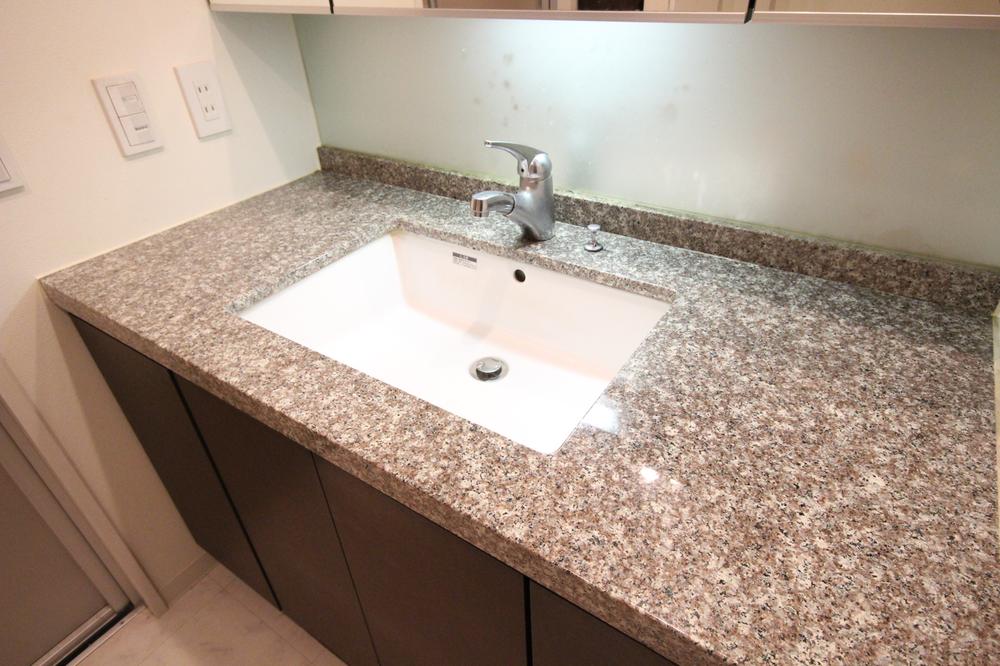 Wash basin, toilet. Indoor (10 May 2013) Shooting