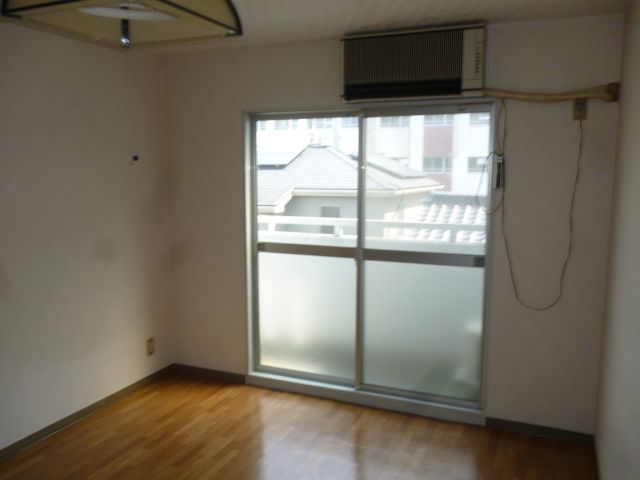 Living and room. In large windows, Daylighting ・ Ventilation is good. 