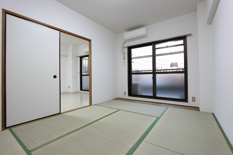 Other room space. Is a Japanese-style room next to.
