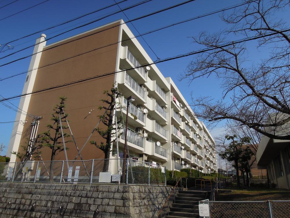 Local appearance photo. It is the top floor of 5 floor. Because of the top floor, The sound of the upper floor there is no.