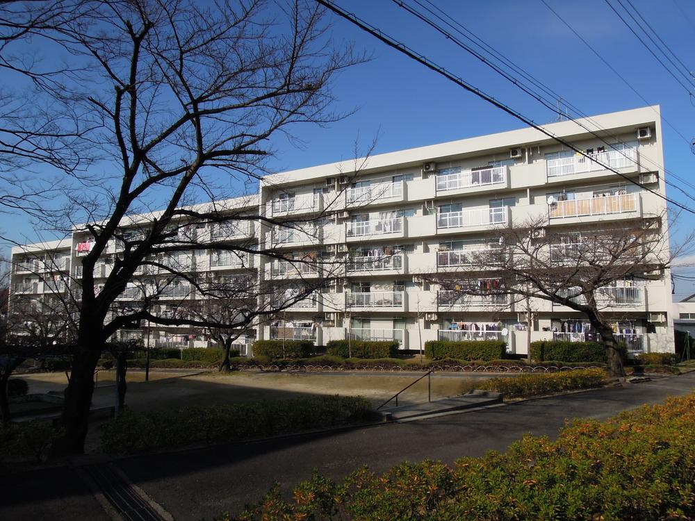Local appearance photo. It is south. Balcony is spacious.