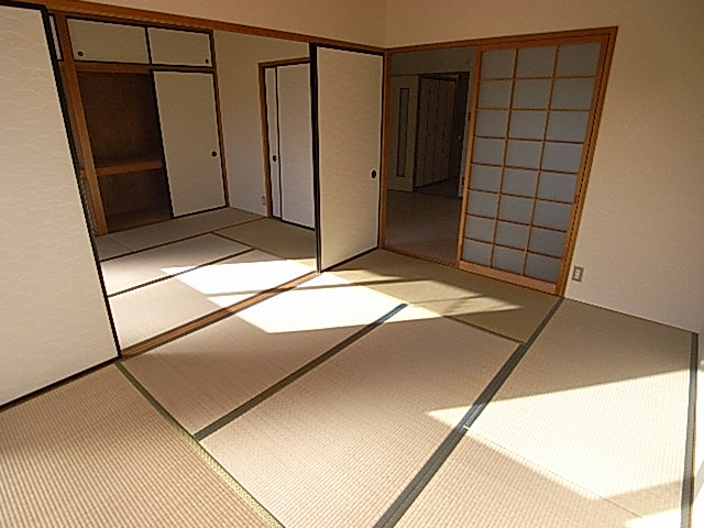 Other room space. Following Japanese-style room Taking the sliding door can also be used as a large room