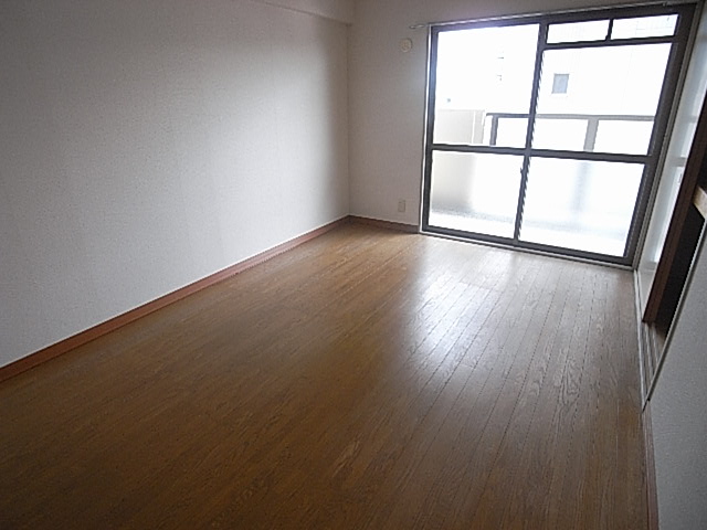 Living and room. South, Western-style is a 6-tatami rooms.