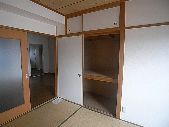 Receipt. South, Is a storage location of the Japanese-style room 6 quires of the room.