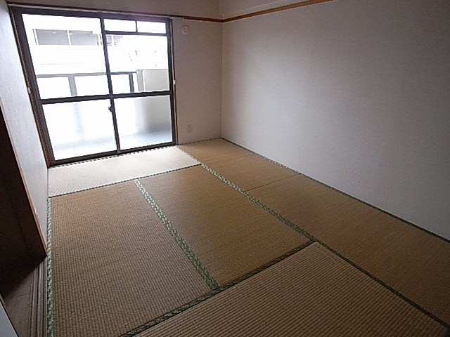 Living and room. Southese-style room is a 6-tatami rooms.