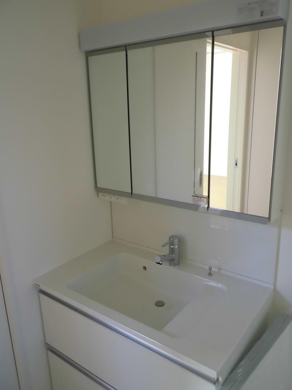 Wash basin, toilet. C Building (November 2013) Shooting