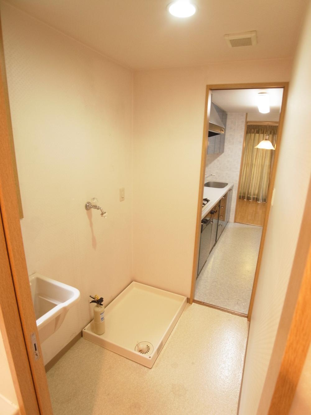 Wash basin, toilet. Indoor (11 May 2013) Shooting