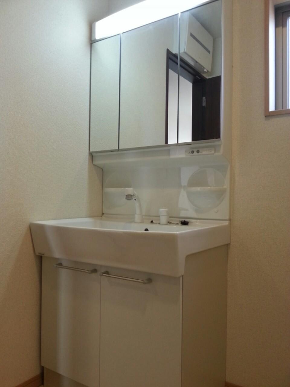 Wash basin, toilet. Shampoo dresser! ! 