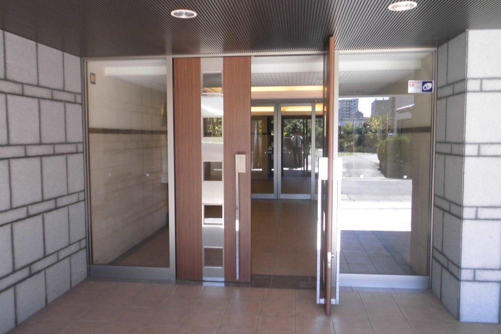 Entrance. Common areas