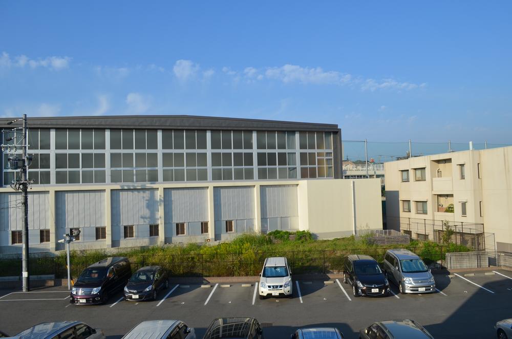 View photos from the dwelling unit. Uedahigashi elementary school gymnasium is visible from the front door ☆