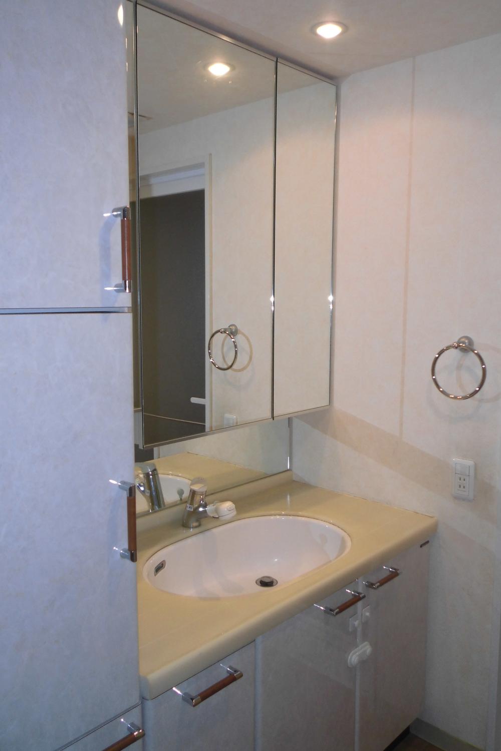 Wash basin, toilet. Widely nice wash basin ☆ Storage is also substantial.