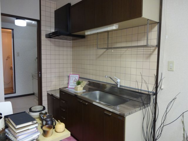 Kitchen. Gas stove can be installed kitchen