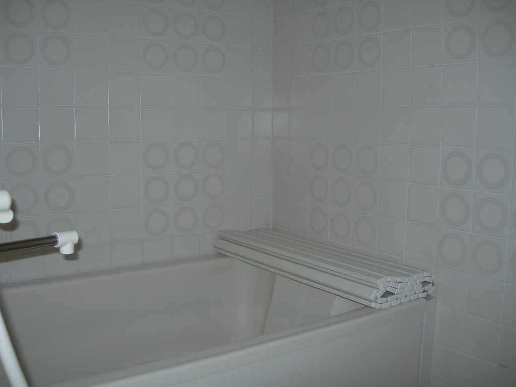 Bath. White clean bathroom