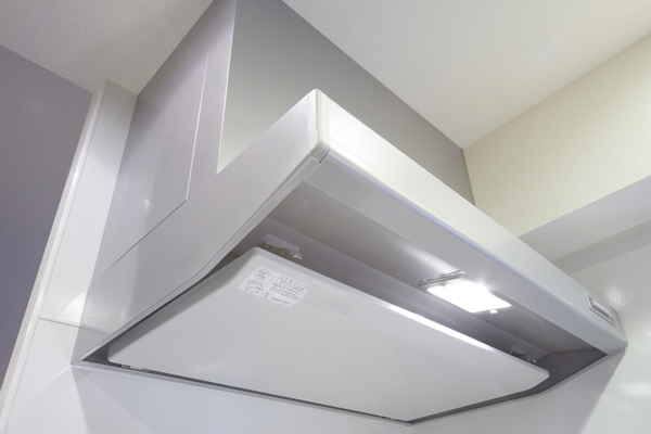 Kitchen.  [Range food] Established the rectification Backed flat type range hood to the stove top. Strong ventilation force since the rectification of Backed is, To eliminate the problem, such as smoke and odor is confined (same specifications)