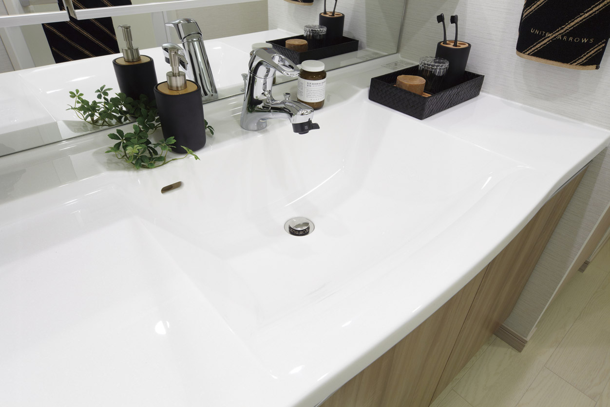 Bathing-wash room.  [Counter-integrated Square bowl] Integrated counter top and bowl, Realize the elegant form. Care is also easy with wipe person (same specifications)